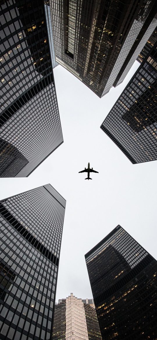 明天天气 App 多城市管理截图，列表里并列显示三个城市的明日天气摘要与温度，右侧有切换与提醒设置入口